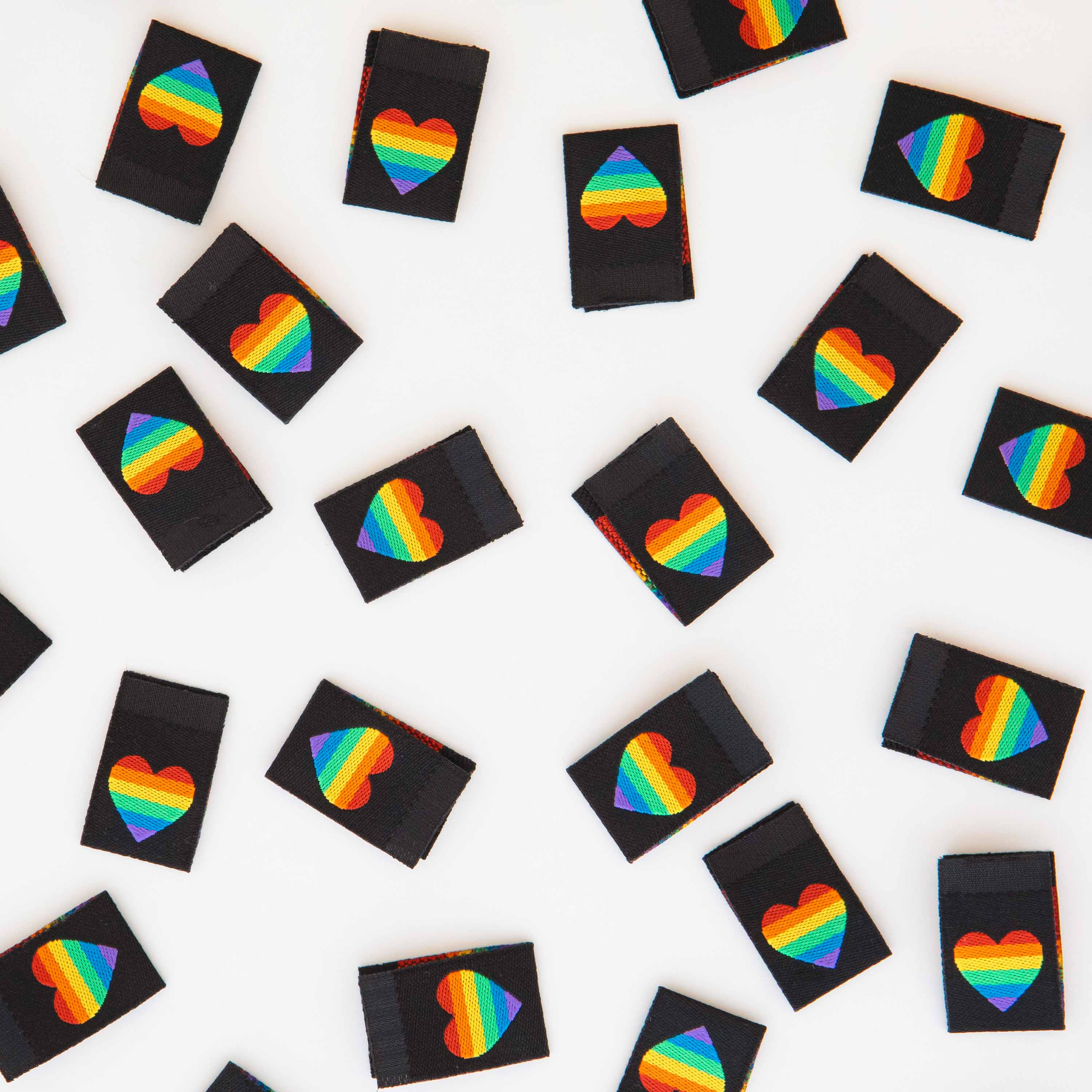 Étiquettes de couette et de vêtements tissées Pride Rainbow Heart