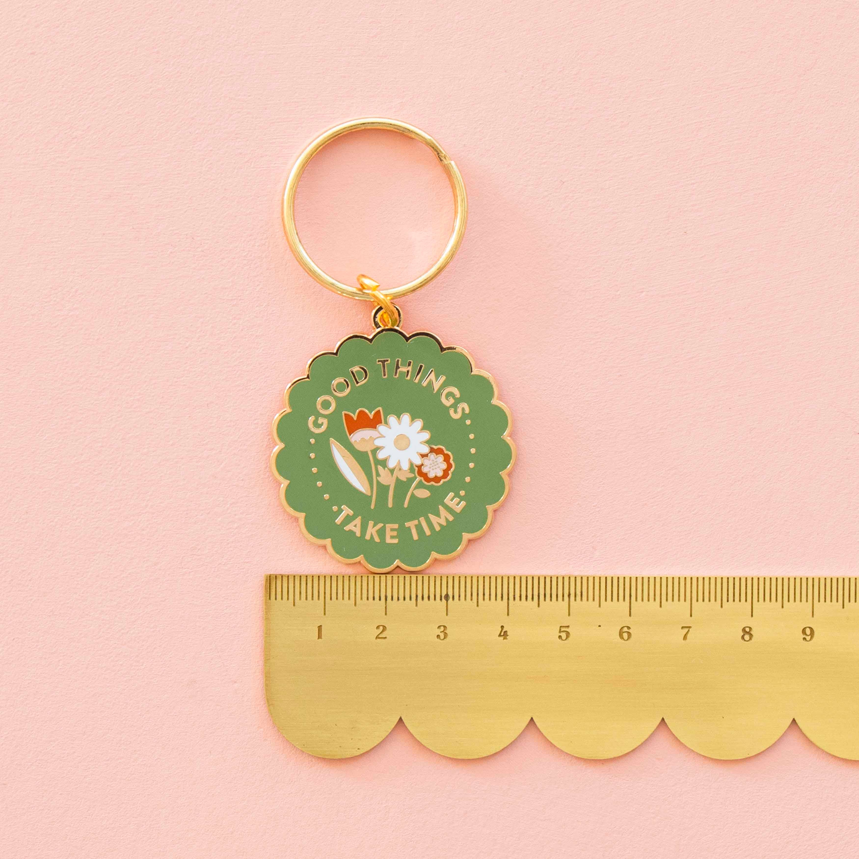 Porte-clés émaillé "Les bonnes choses prennent du temps"