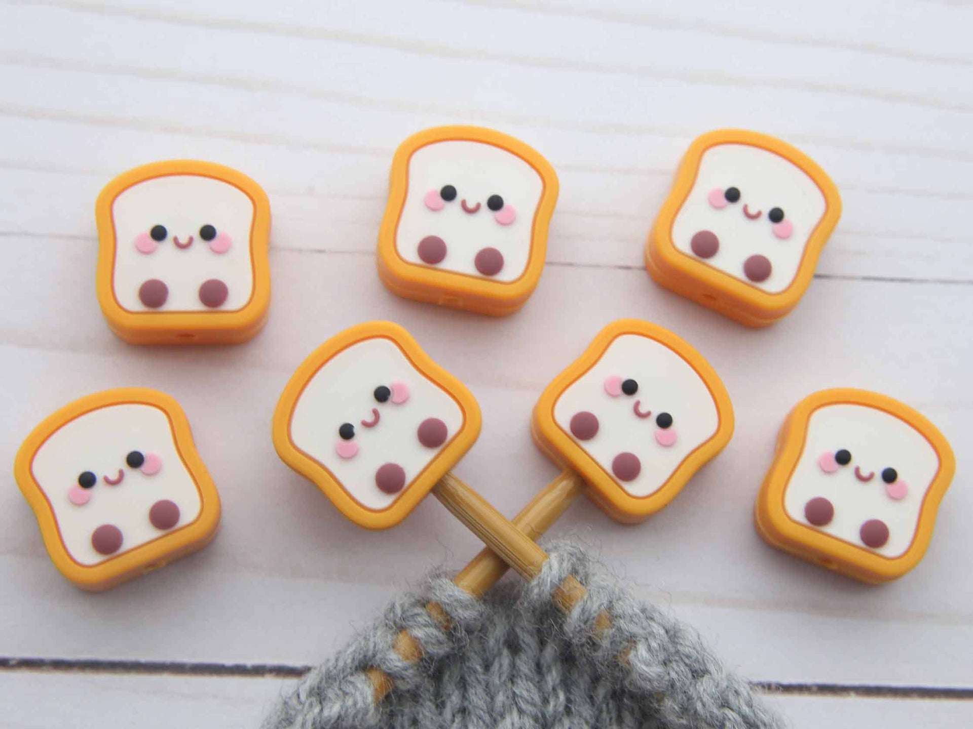 Toast | Bouchons d'aiguilles