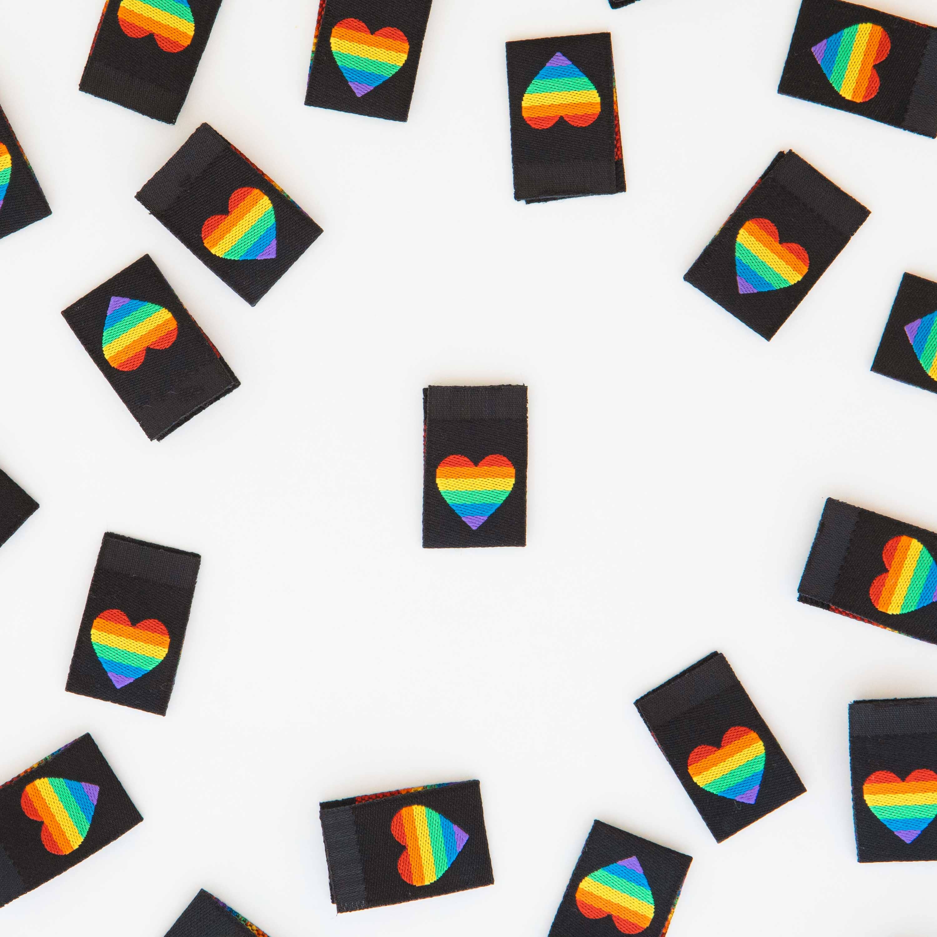 Étiquettes de couette et de vêtements tissées Pride Rainbow Heart