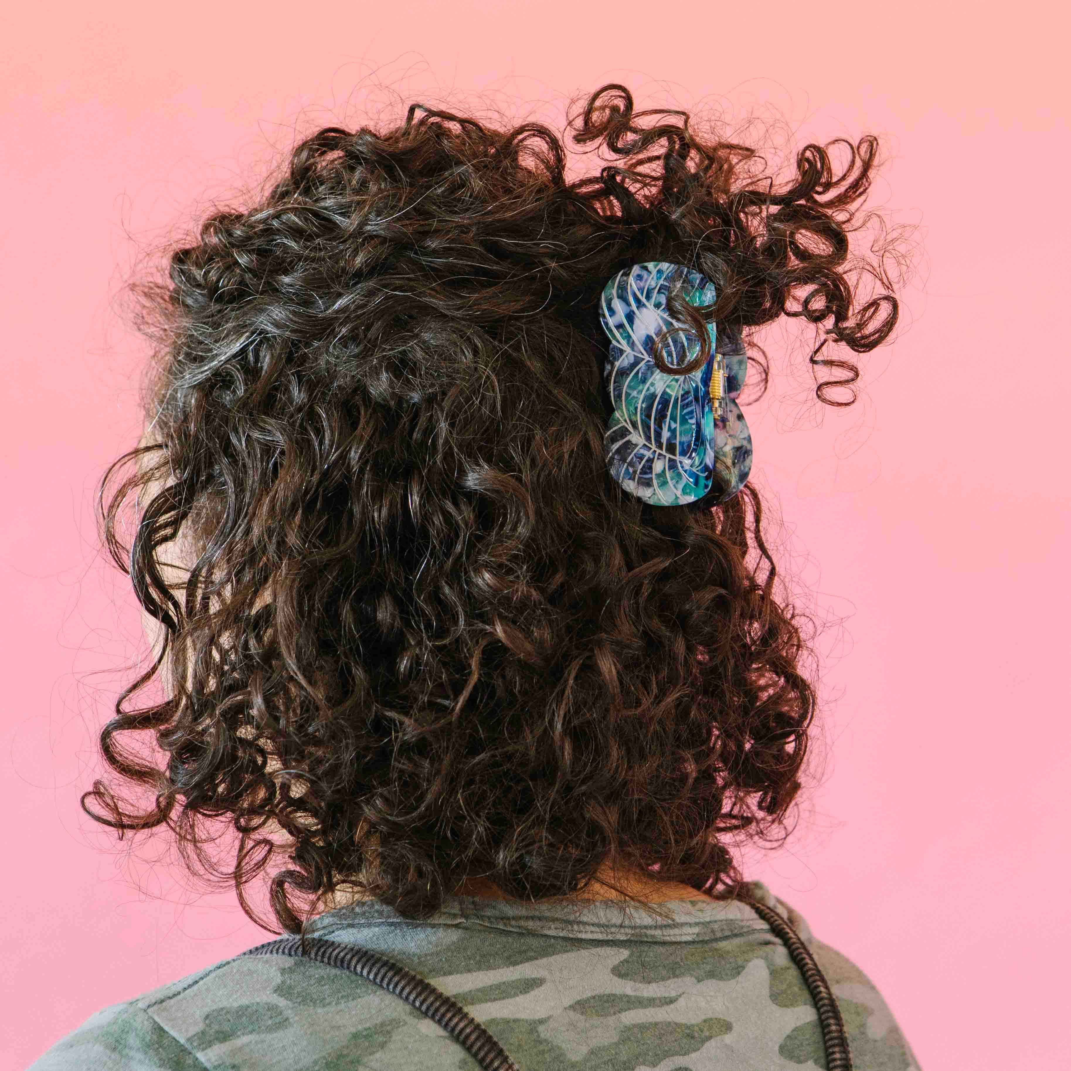 Pince à cheveux en forme de pelote de laine bleue