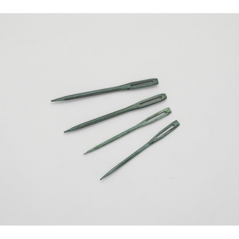 Aiguilles à laine et boîte en bois