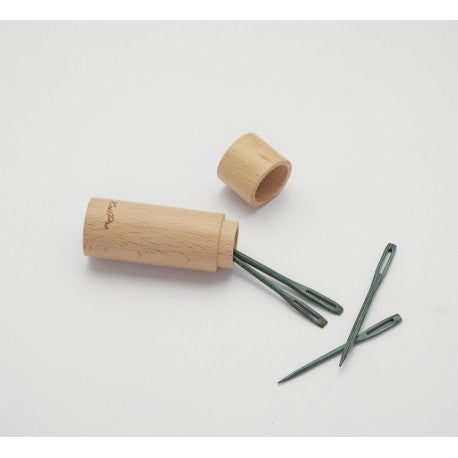 Aiguilles à laine et boîte en bois