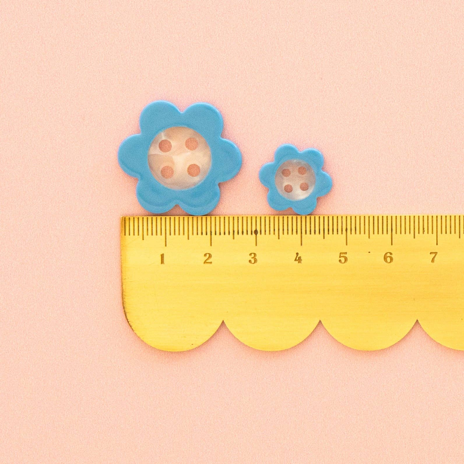 Petits boutons marguerite bleue 15 mm