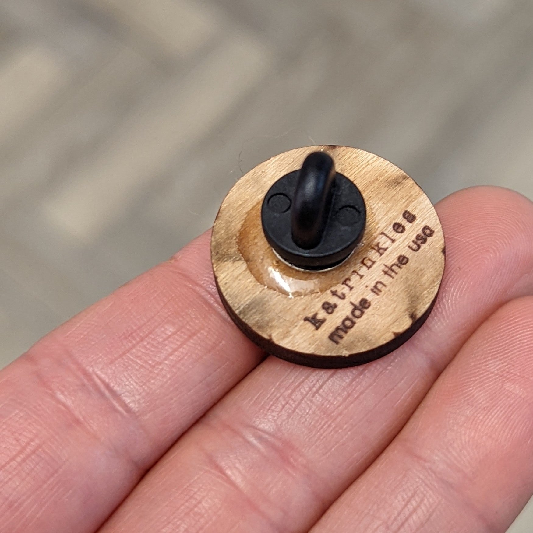 Pin's Le Chat qui Tricote - bois